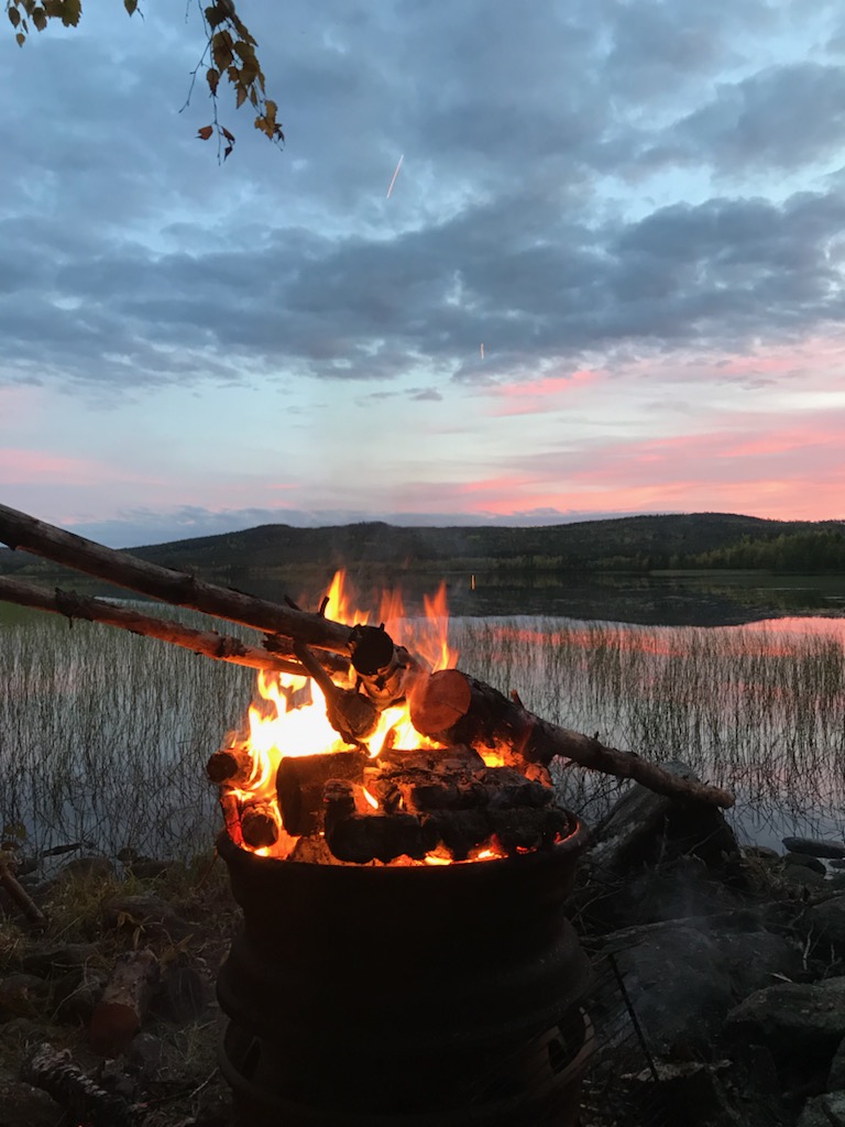 Outdoor cooking by the wind shelter in Sandjärvsträsket