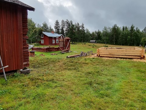 bilden visar gårdsplanen med byggnader i Rikti Dokkas