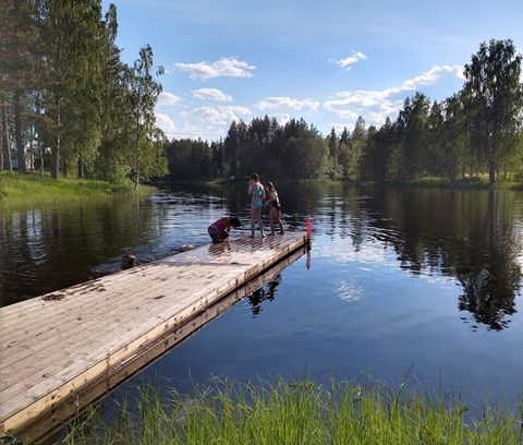 barn längst ut på en badbrygga